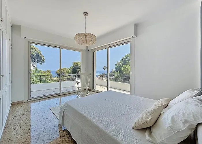 Palmiers Et Pins Face A La Dans Classee Du Cap D