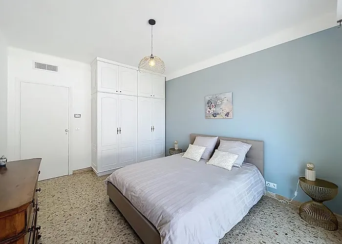 Palmiers Et Pins Face A La Dans Classee Du Cap D 昂蒂布