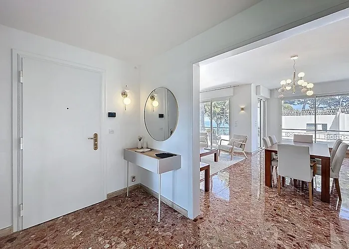 Palmiers Et Pins Face A La Dans Classee Du Cap D *