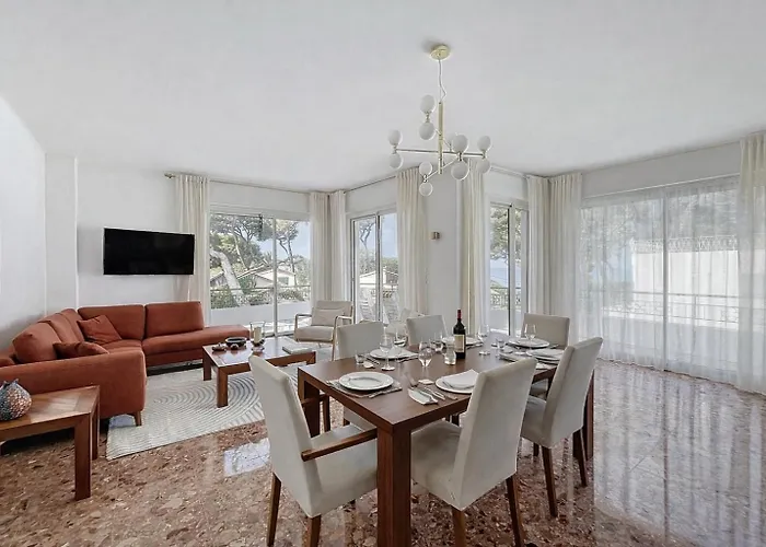 Palmiers Et Pins Face A La Dans Classee Du Cap D Antibes