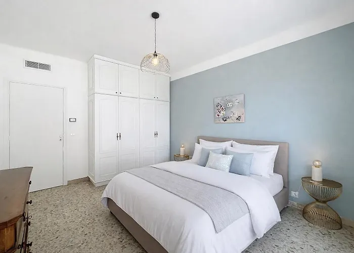 Palmiers Et Pins Face A La Dans Classee Du Cap D Antibes