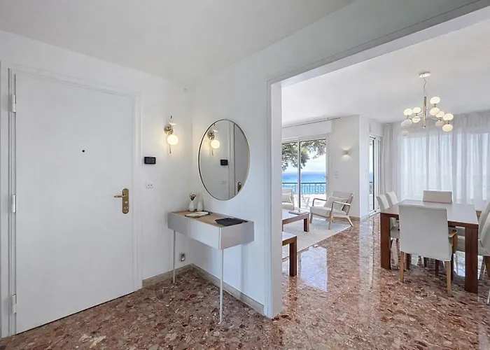 Palmiers Et Pins Face A La Dans Classee Du Cap D *